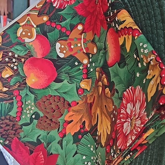 Holiday Classic Green Red Cotton Tablecloth 56x60 - Picture 4 of 7